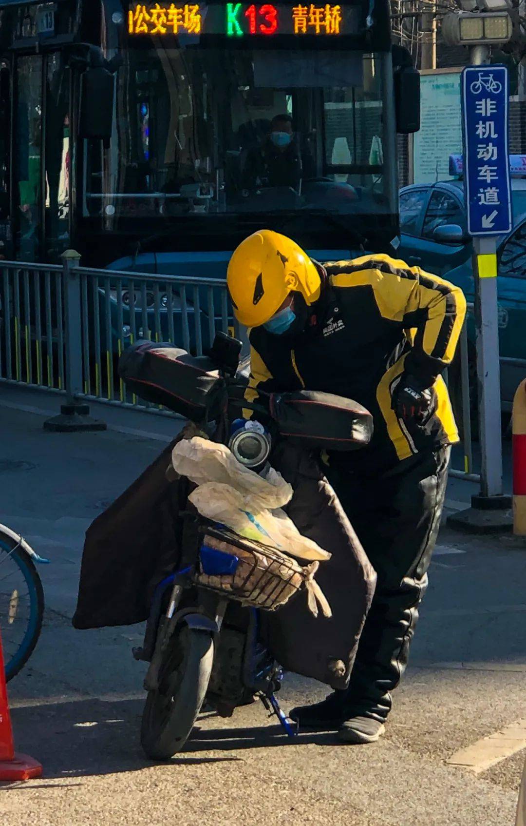 成为冬天里的一股潮流 不少来看病的病人 更是不敢放松 虽着装轻便,但
