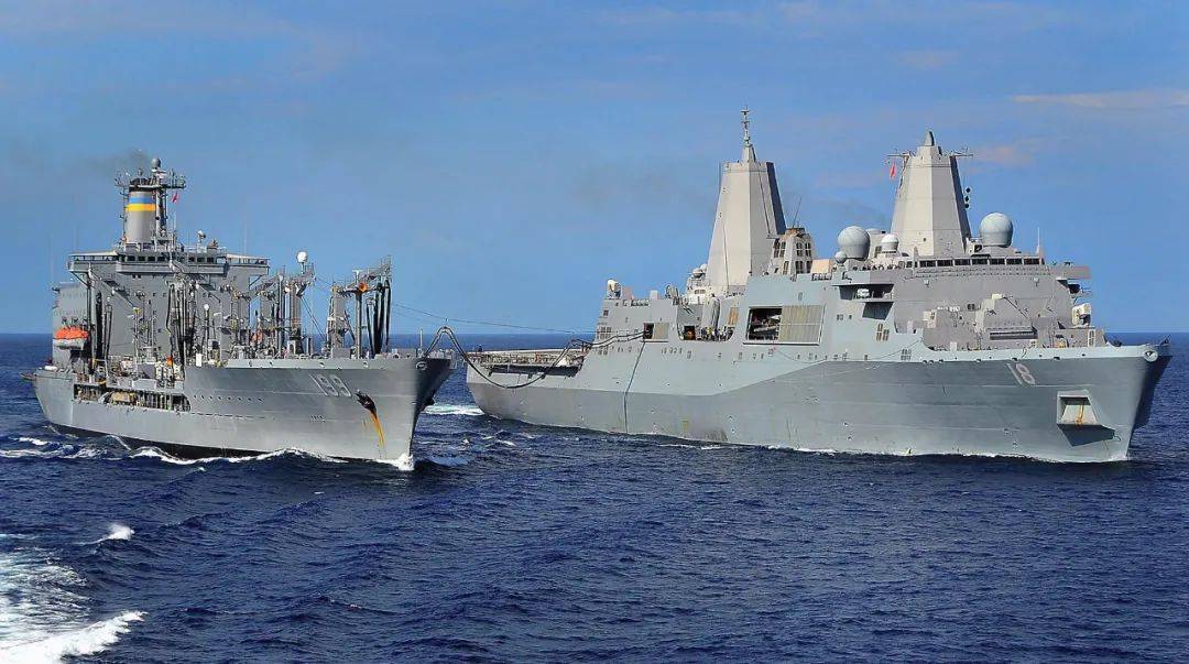 美国海军新奥尔良号船坞登陆舰正在接收补给