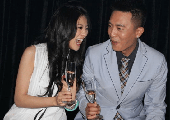 有家室也放得开?杜淳紧搂杨颖,狂飙土味情话,女方娇羞满脸通红