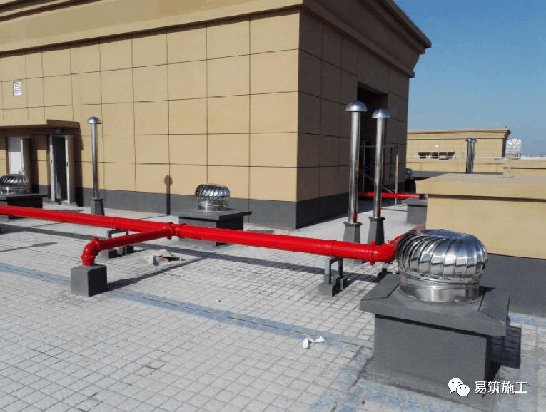 排水透气管采用不锈钢管加不锈钢雨帽,八角形底座,屋面消防管道采用