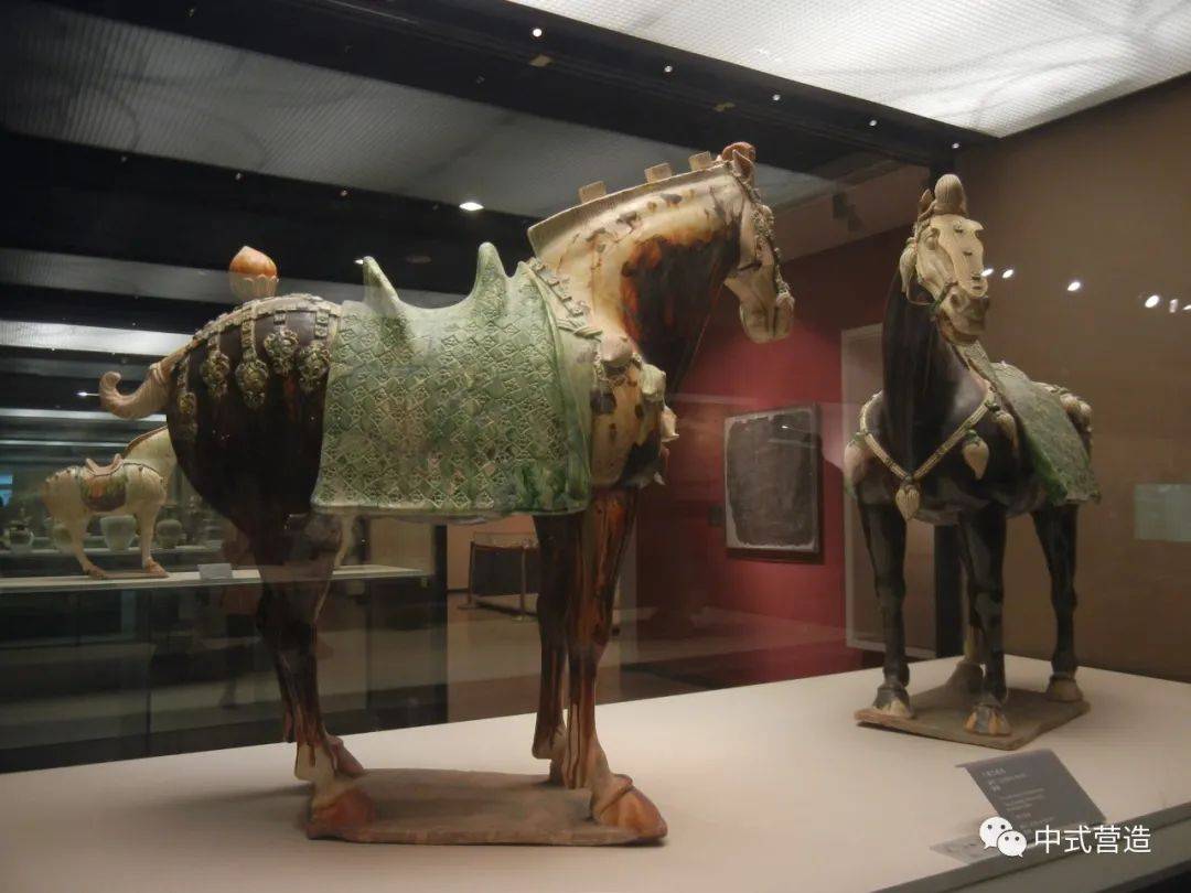 大唐西市博物馆唐/三彩马此马全身白色,马鞍上则披有墨绿色绒毯状障泥