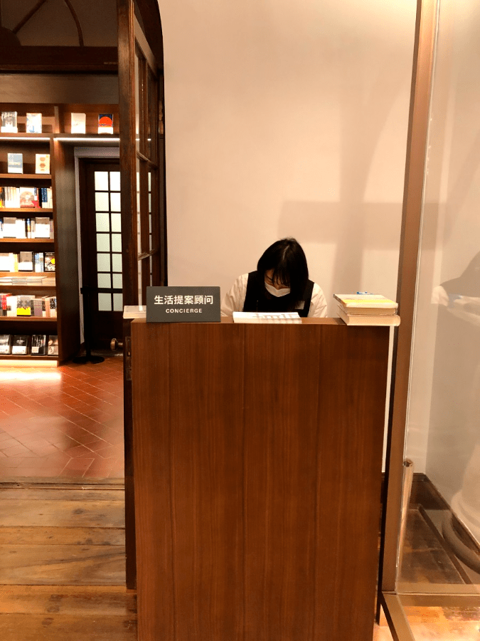 陈剑辉同样还有一个细节,上海茑屋的收银台干净整洁,看不到任何一张