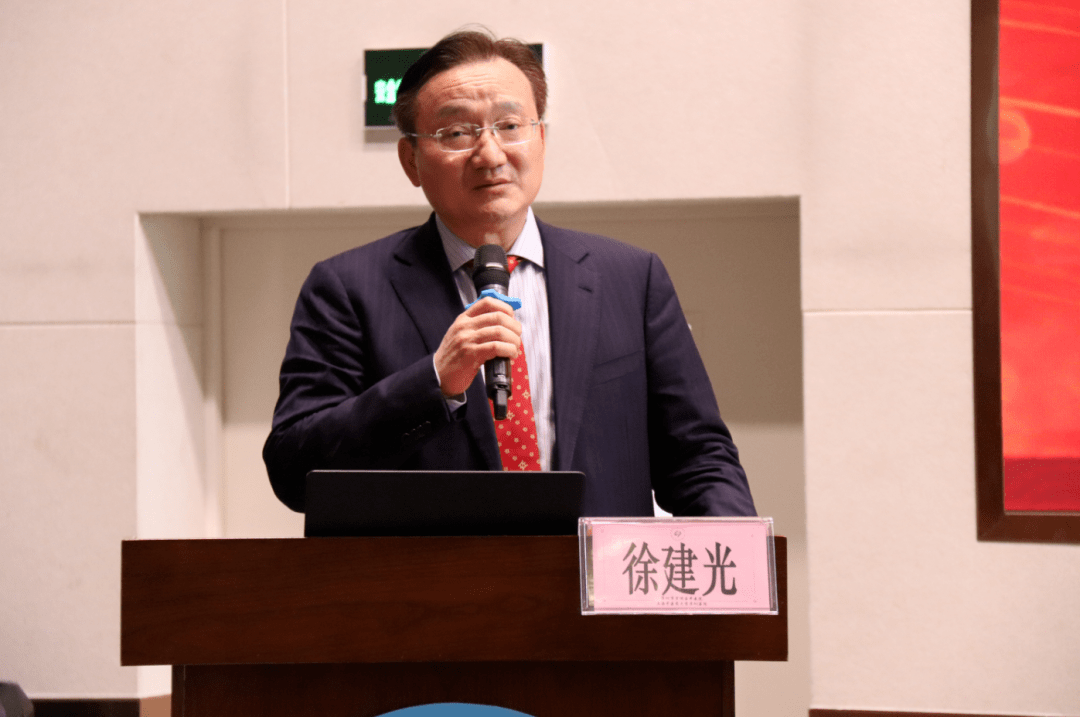 紧接着,罗湖中医院吴红彦院长和上海中医药大学附属龙华医院李和根