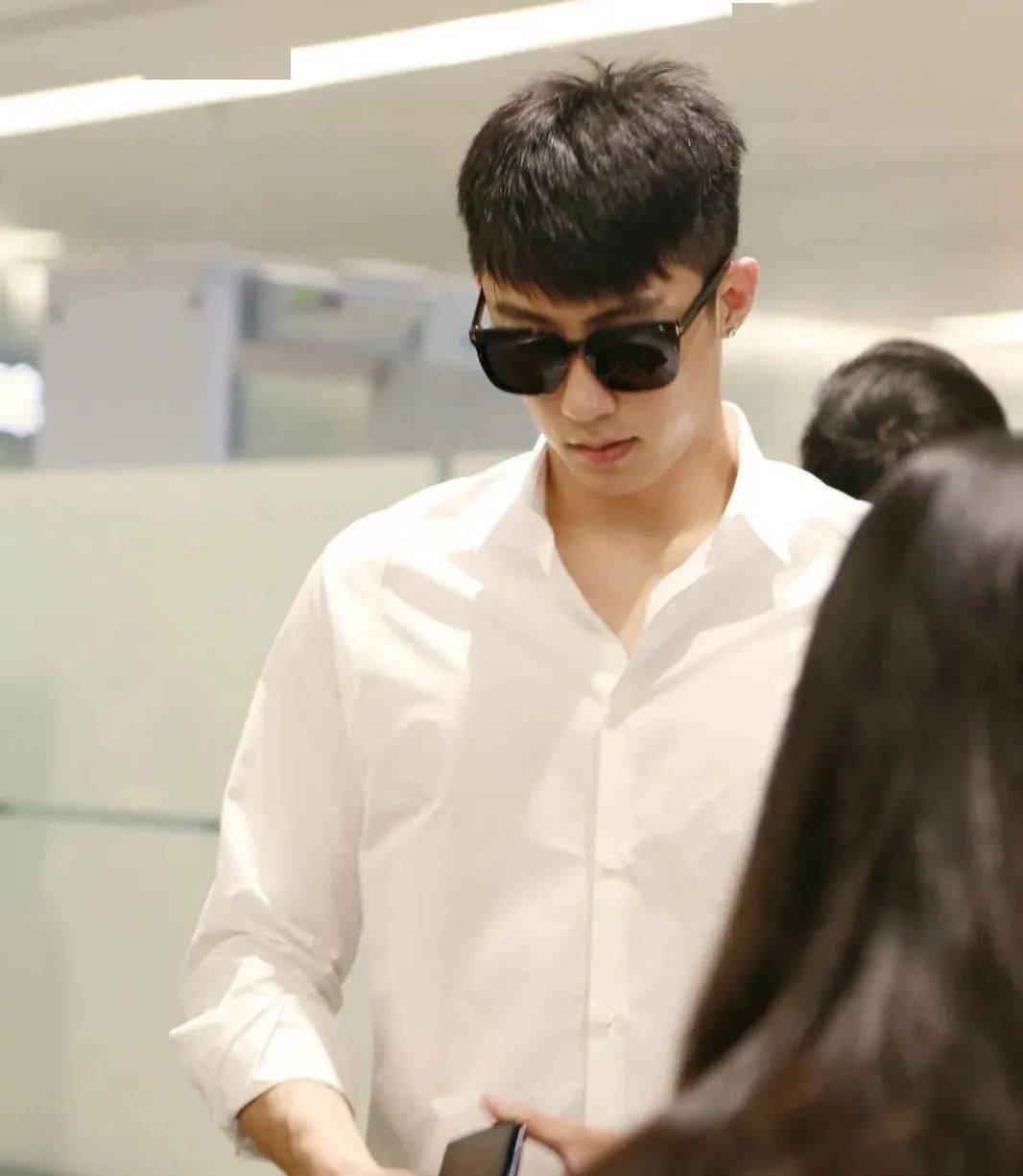 黄景瑜跨年晚会裤子太紧好身材一览无遗