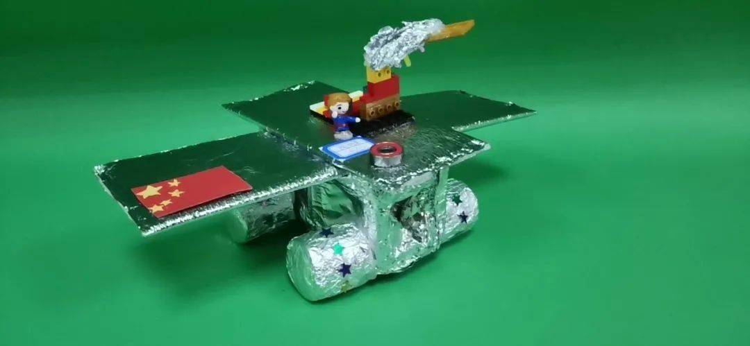 航天科技小制作以探索月球为主线,学生们纷纷采用生活中的废弃物和可