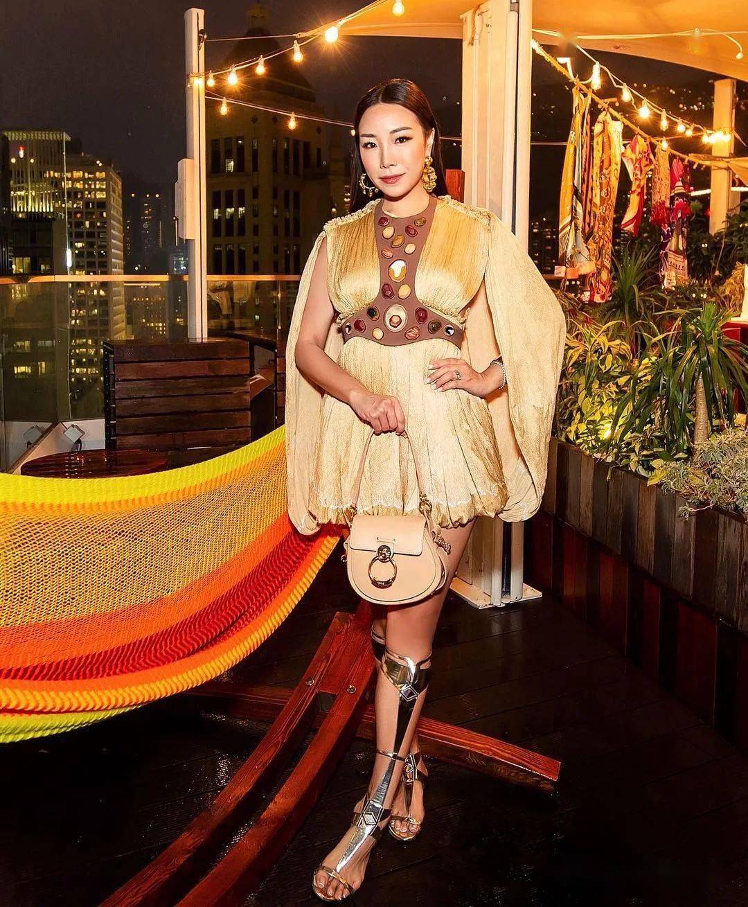 修古堡办婚礼,在家也穿高定,富n代到底有多凡尔赛?_名媛