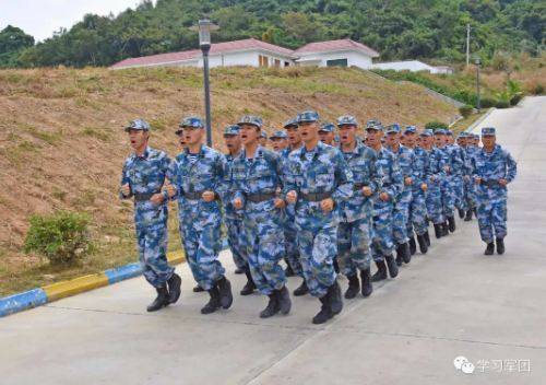 南部戰區海軍航空兵某場站組織體能訓練