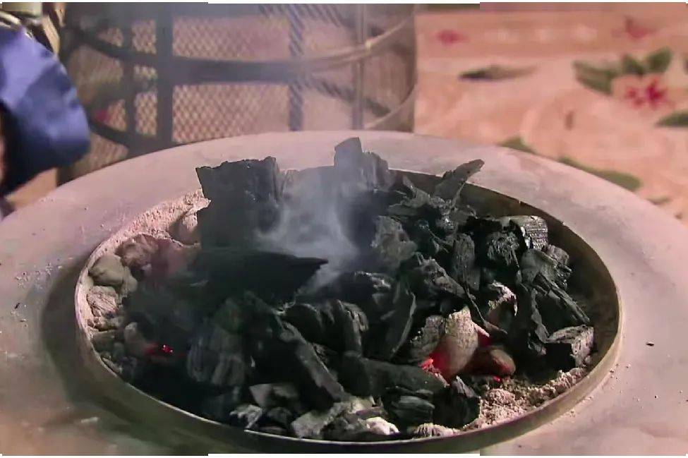 古代取暖的炭火盆▲中国是世界上最早发现煤炭,并利用煤炭生火做饭