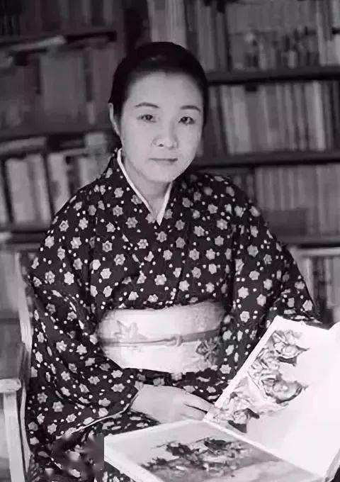 其中最出名的一位是作家尾崎一雄的门下叫小田仁二郎,小田已有家室,但