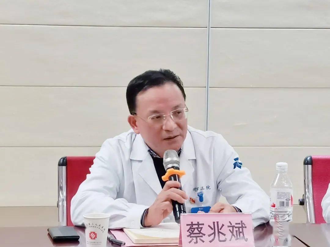 院长张祖勇主持会议严静教授是国务院批准享受国家特殊津贴的专家,是