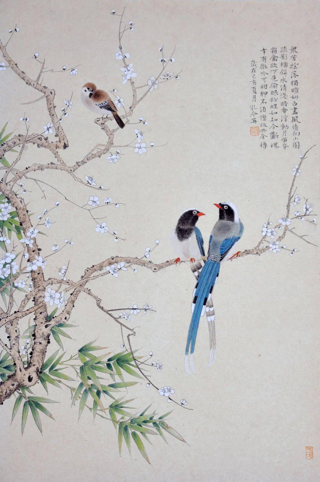 作者将自己擅长的工笔花鸟功底倾于此作品中,花与鸟相呼应,使画面充满