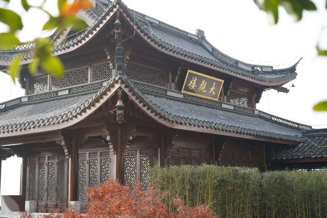 富阳郁达夫公园内,坐落着两组小楼,一侧是江岸一侧是建筑,一半富春