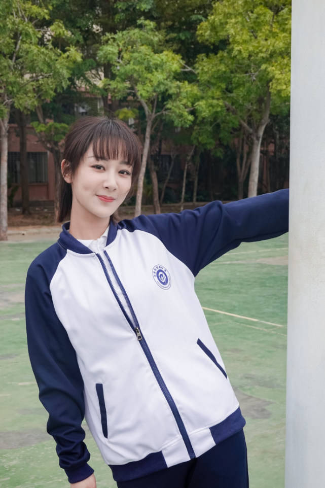 杨紫首拍校园写真穿校服扎小辫甜笑男友视角牵手照甜如偶像剧