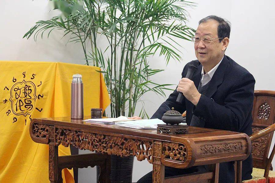 学员们热烈欢迎主讲老师:亚购商学院客座教授郝承业先生,并向老师行