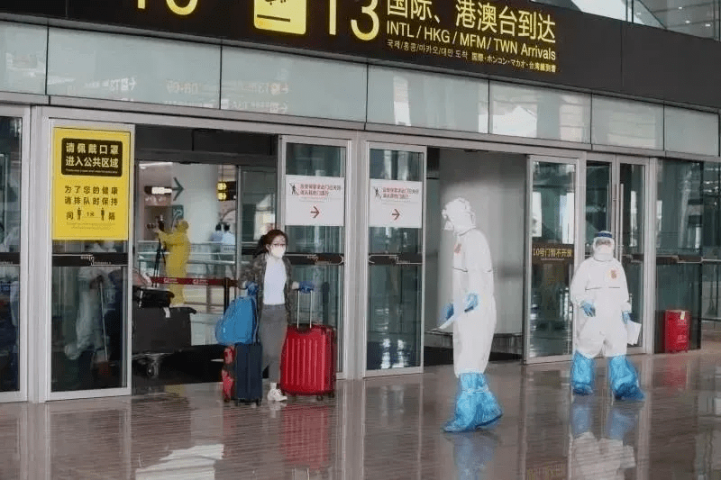 资料图:入境旅客通过机场专用通道,直接转运至指定隔离酒店同时,重庆