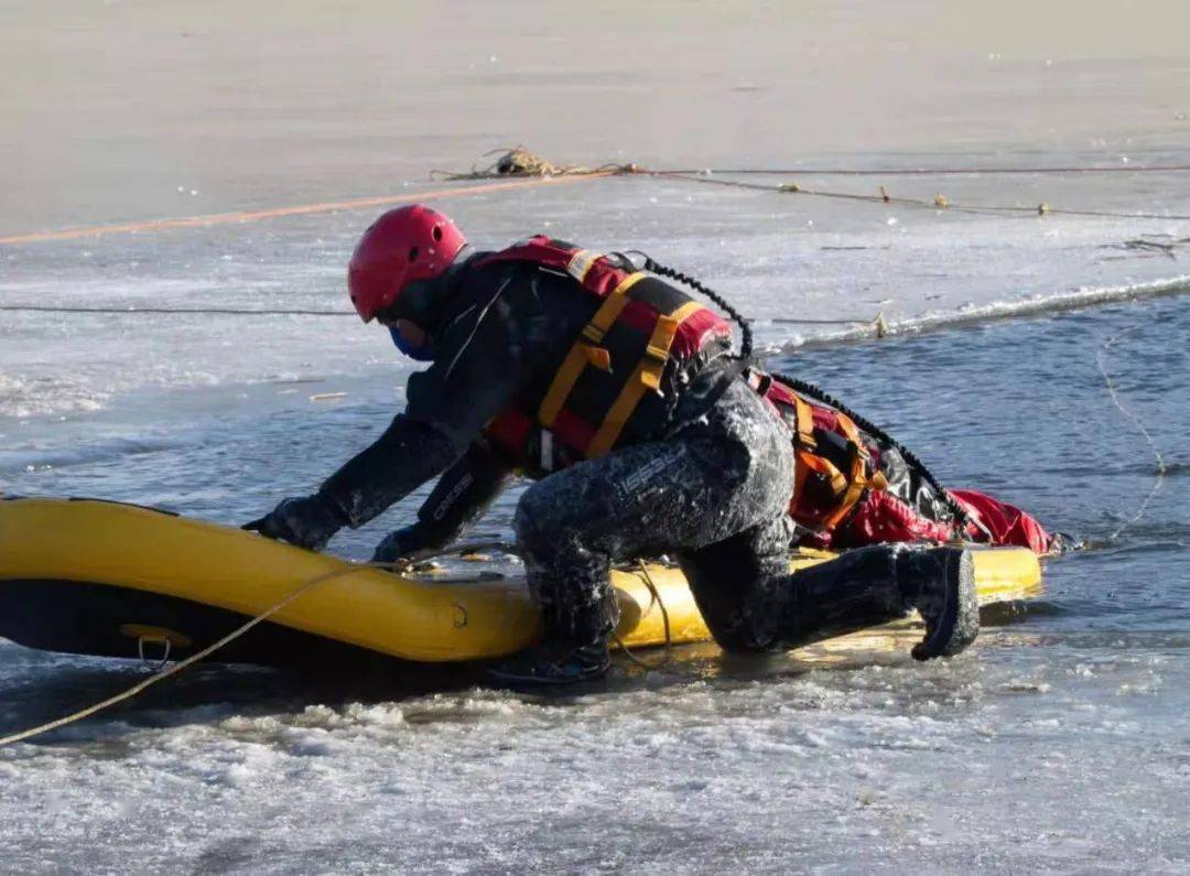 沈阳消防画报373期当心脚下的陷阱看冰哥哥破冰行动如何操练
