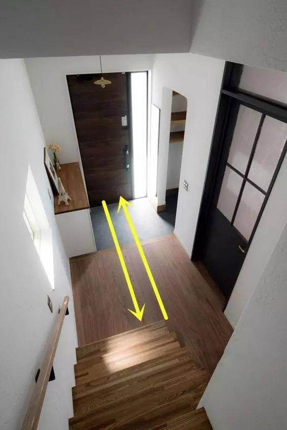 日本人好聪明嫌楼梯占地方把楼梯移到玄关处省地又实用