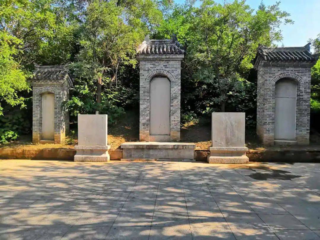 摄影:王金智晏婴墓坐标:淄博临淄区齐都镇晏婴墓位于临淄区齐都镇永顺