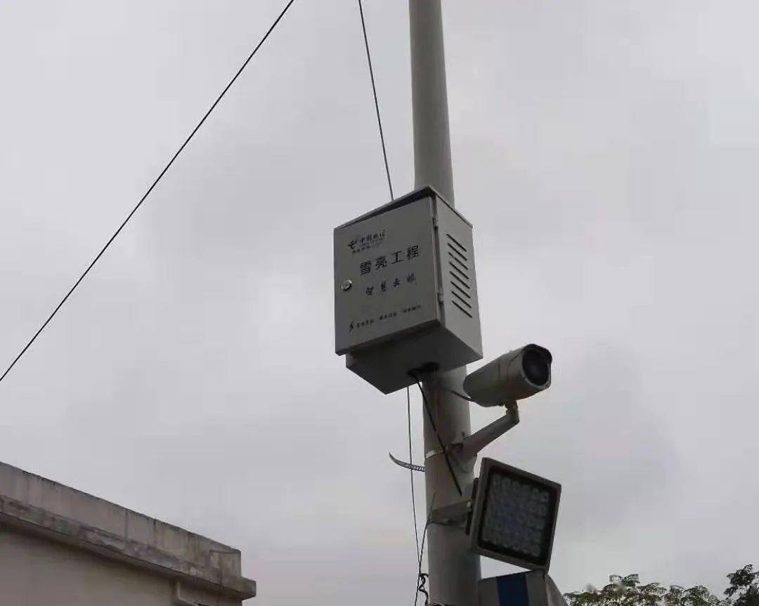 在村主要入口,干道安装摄像头,推进雪亮工程建设通过扎实修炼"内外功"