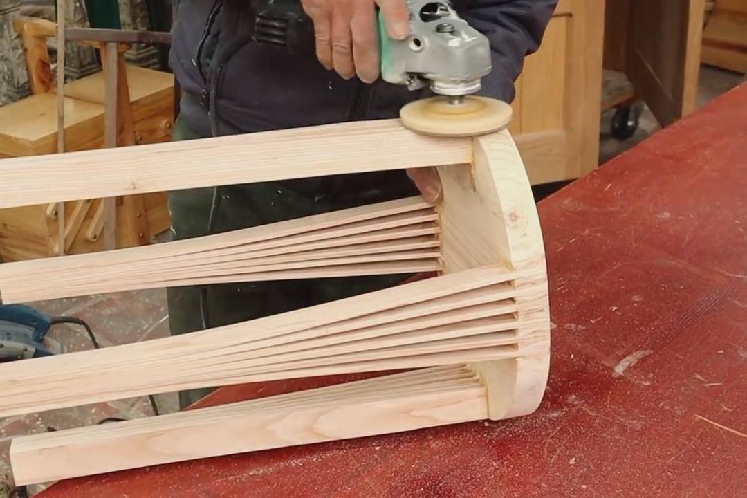 老师傅用木板制作圆凳过程最终成品很独特让人眼前一亮