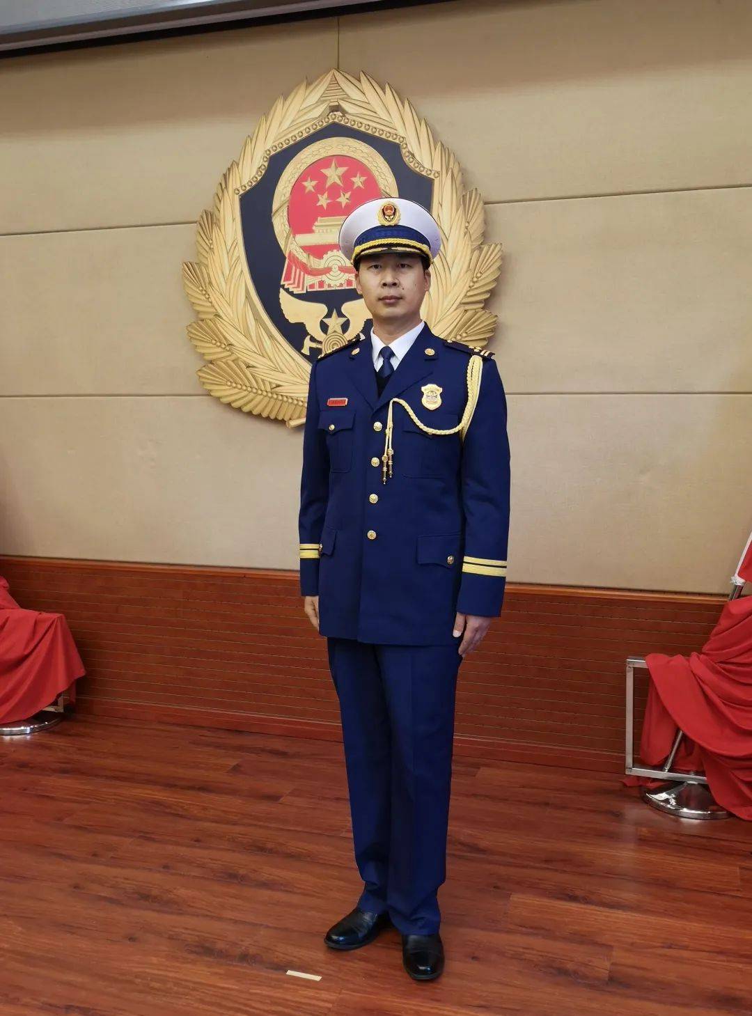 穿上警察制服的消防员,您见过吗?_维和