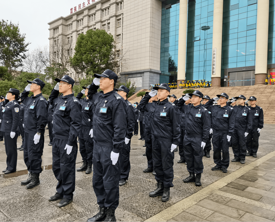 今天上午9:30分,180余名警察在办公楼前广场整齐列队,气氛庄严,护旗手