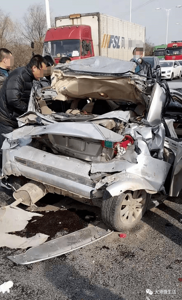 金港大道发生严重车祸!交警,120,消防全都去了!