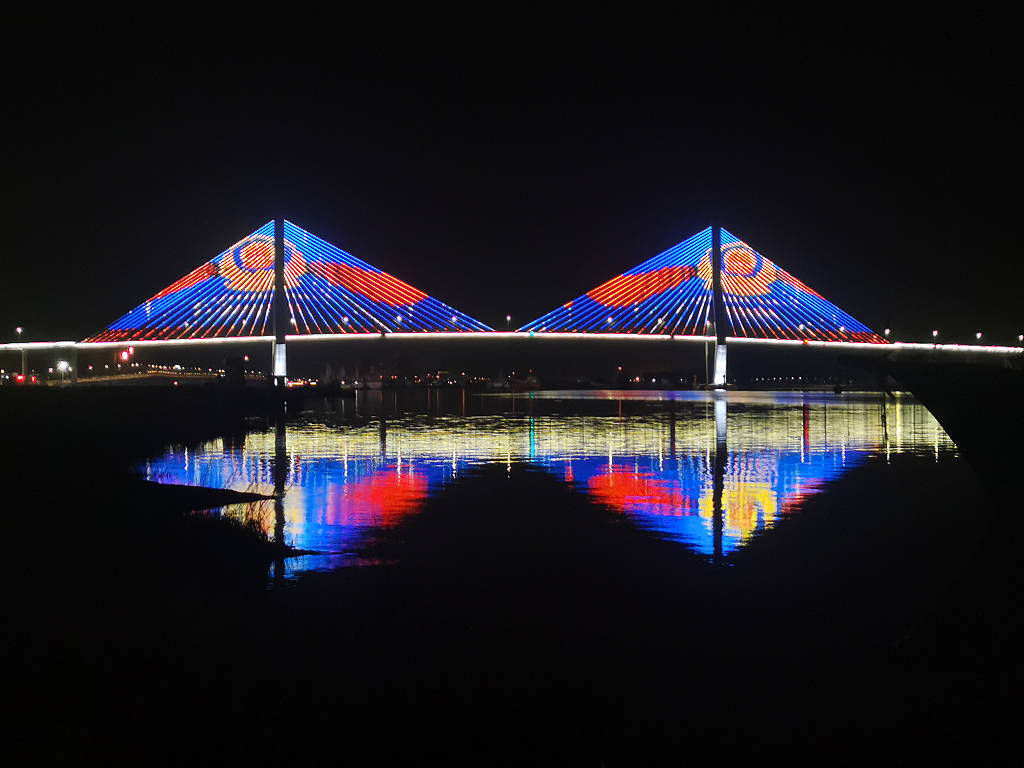 浙江舟山:海岛大桥亮灯庆祝首个中国人民警察节