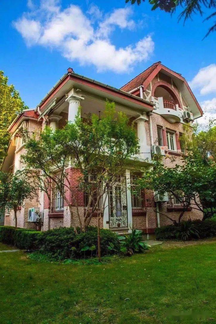 2亿 非常漂亮的洋行 ,里面的彩窗超美几年前邬达克设计的巨鹿路886