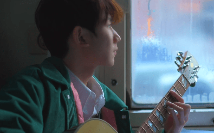 王源《rollingstone大水花》拍摄花絮,列车中安静弹吉他的男孩