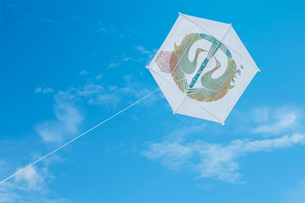 绘马,风筝等奉纳物设计以六边形龟壳状为外轮廓logo名为"二重亀甲剣花