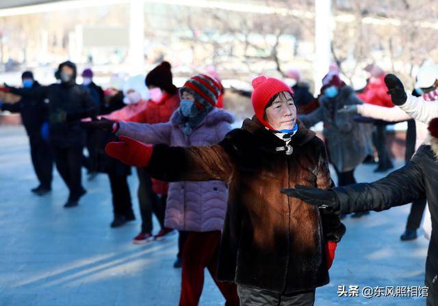 万元衣服成了运动装东北大妈穿貂皮跳广场舞