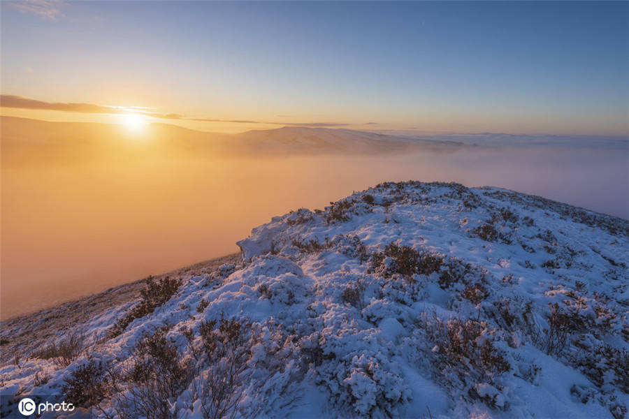 英国德比郡峰区冬季日出美景 梦幻缥缈如仙境