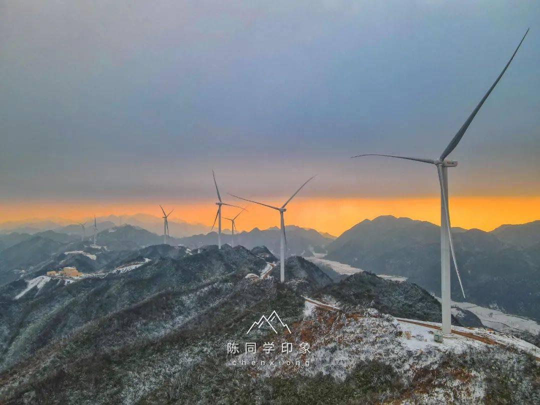 视频航拍屹立于湘西之巅的大灵山风力发电场_龙山县