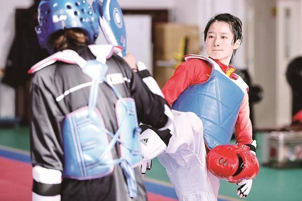 图②:中国女子跆拳道队运动员吴静钰在山西体育中心进行备战训练.