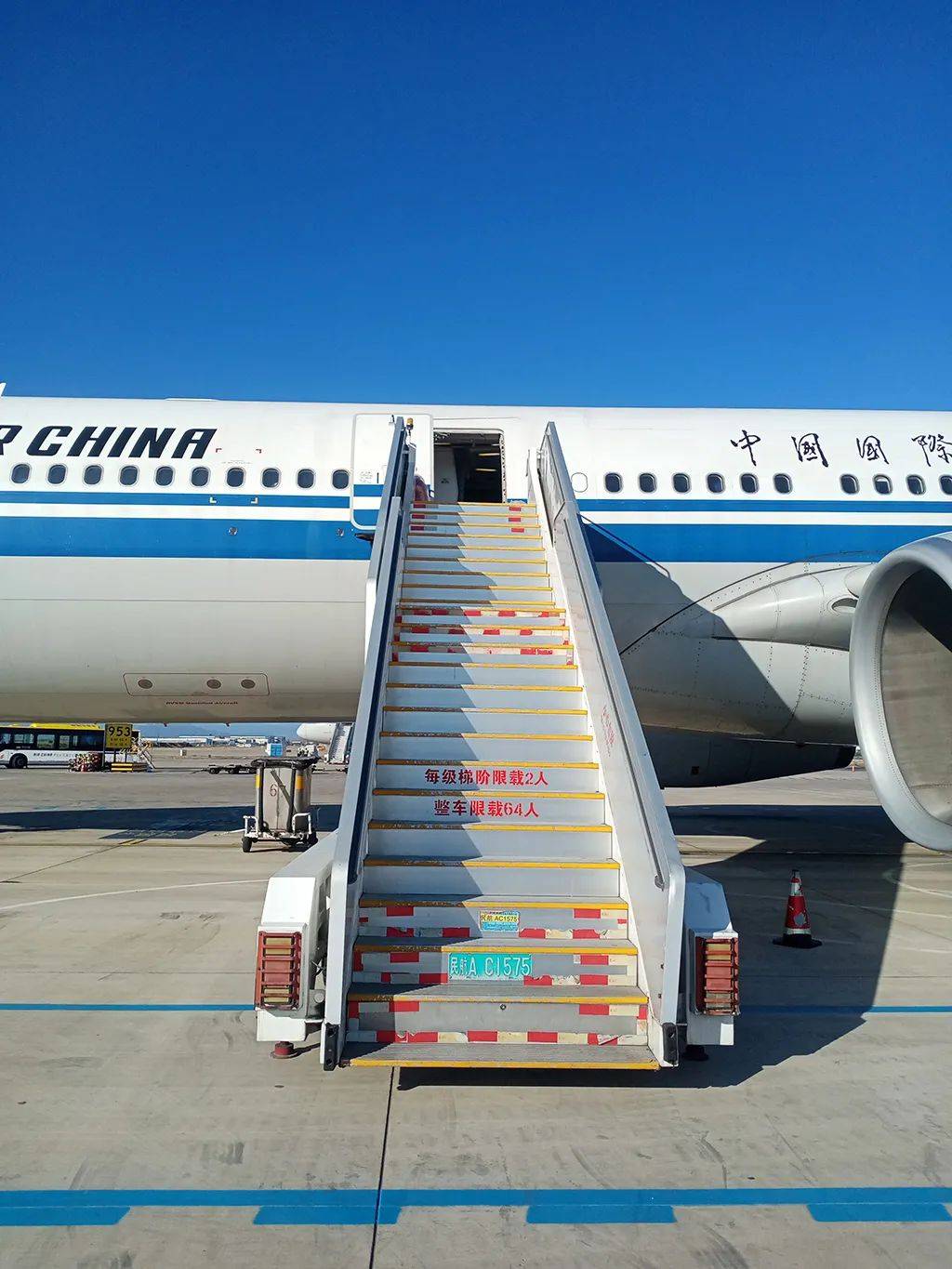 飞机登机梯卡通图片