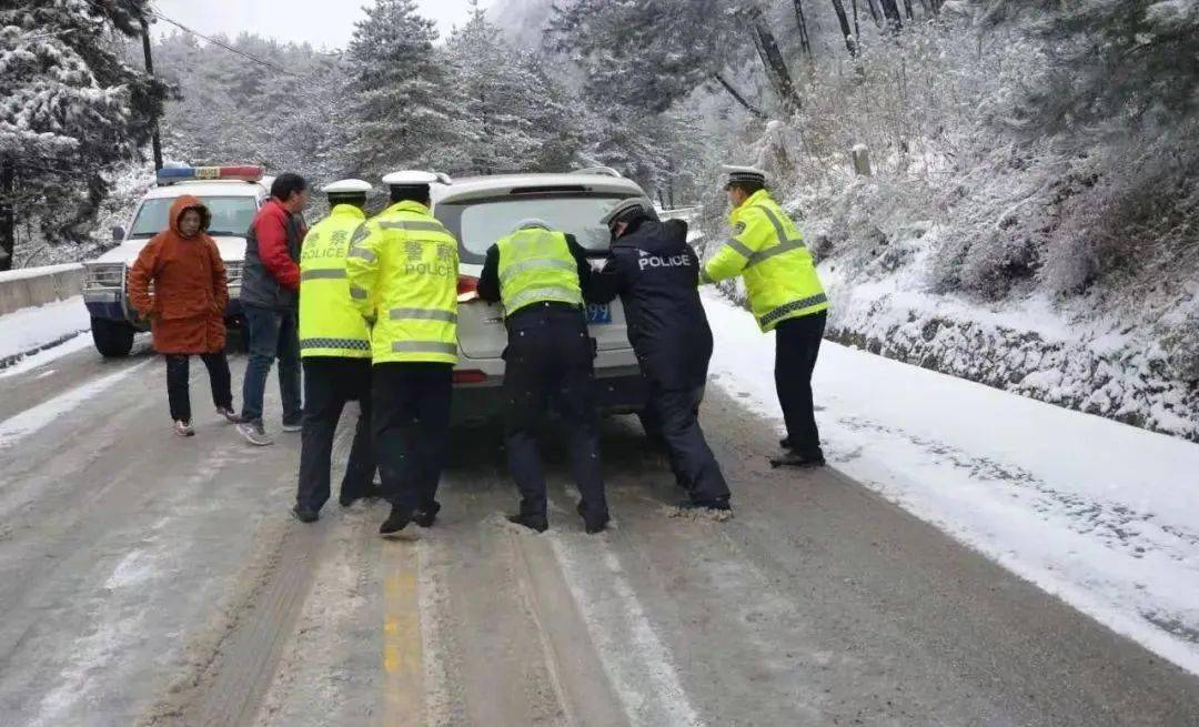 禮縣公安交警在雪中執勤.