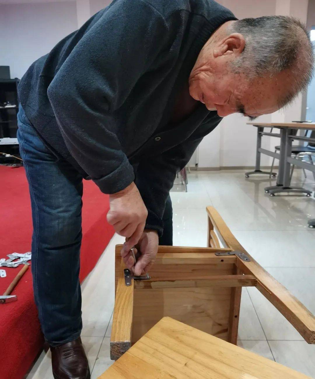 图 | 正在修椅子的寇师傅图 | 加固完成的椅子当居委会工作人员对寇