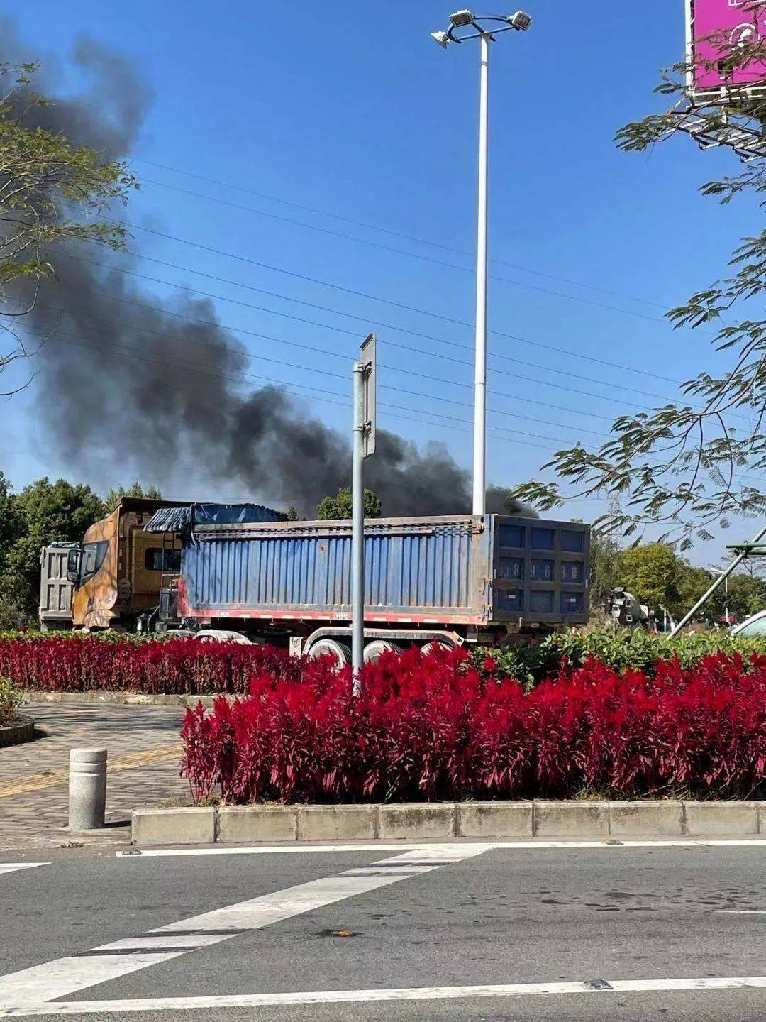 恩平温泉路一搅拌车发生自燃!