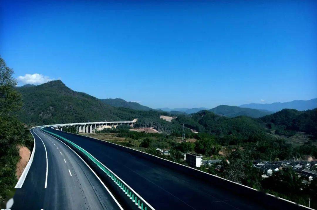 沿途吃喝玩乐攻略来了…_高速公路