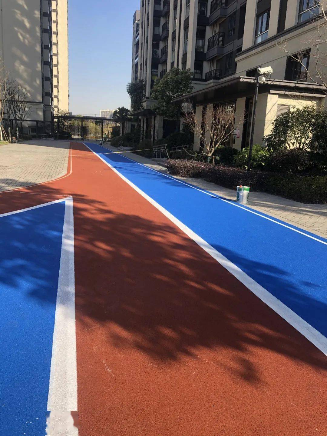 鲜明的蓝红配色,为小区全民健身点亮色彩增设塑胶跑道   禹洲府篇>>>