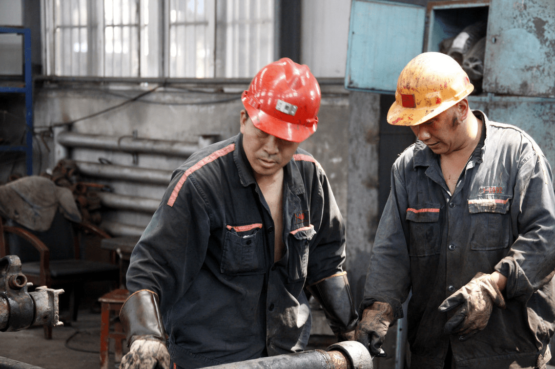 有了老板的承诺员工们干活非常起劲没日没夜地在加班激励