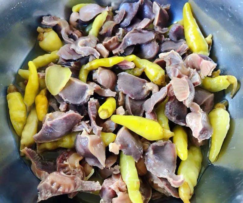 家庭版爆炒鸡胗的做法来了!鸡胗又脆又爽口,特别有嚼劲,超下饭哟