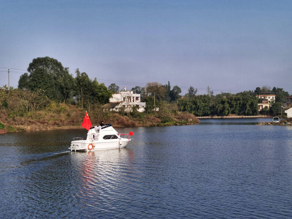 视频丨首艘"四川造"出口游艇在泸州下水试航,开启四川建造出口游艇