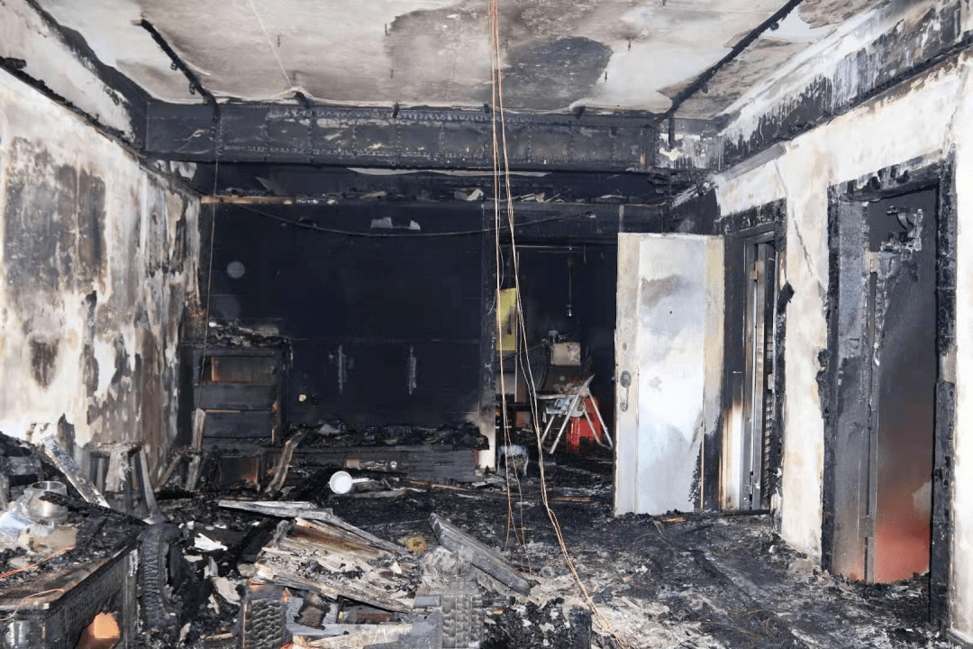 老人幼童被困深圳一住宅突发大火浓烟滚滚起火原因在沙井太常见