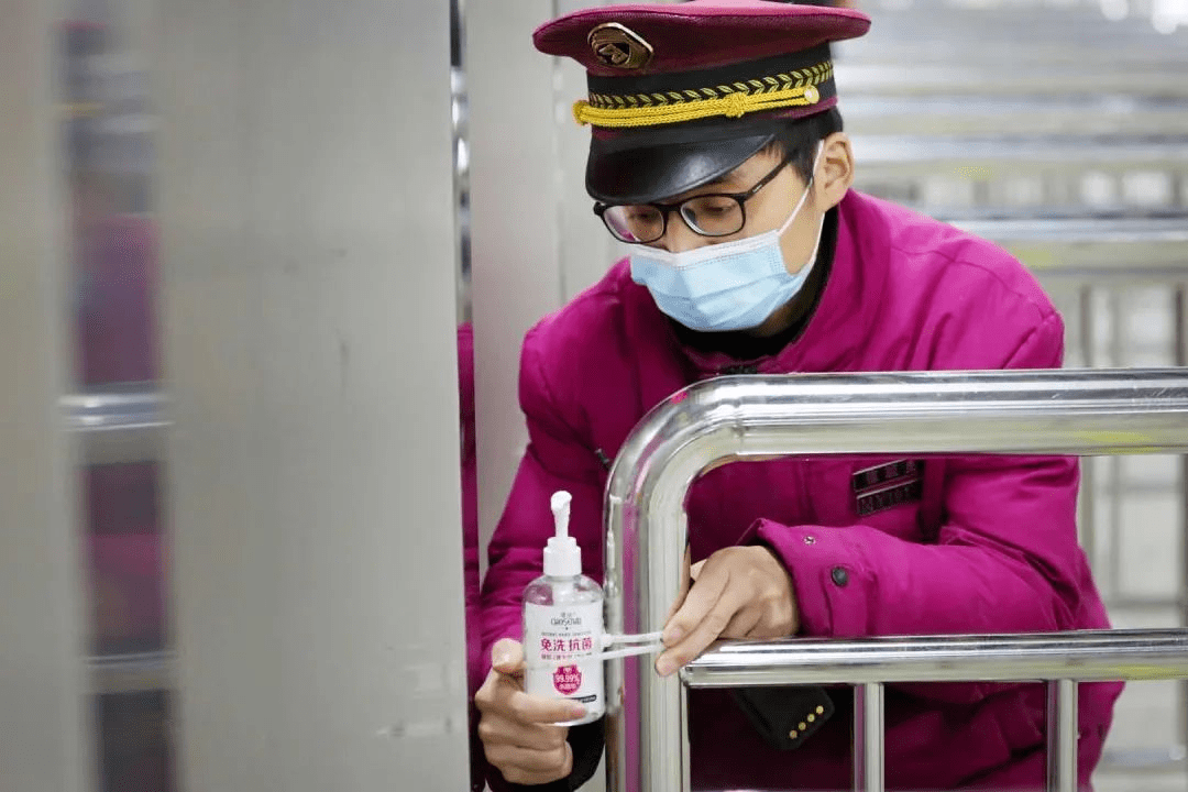 在车站的两处安检口,还增设了便民口罩机,可方便乘客购买.