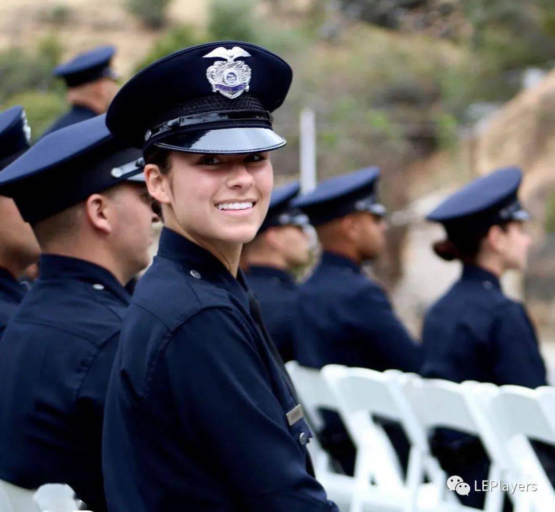 嫌犯倒地后继续开枪网红lapd女警被判定违反部门规定