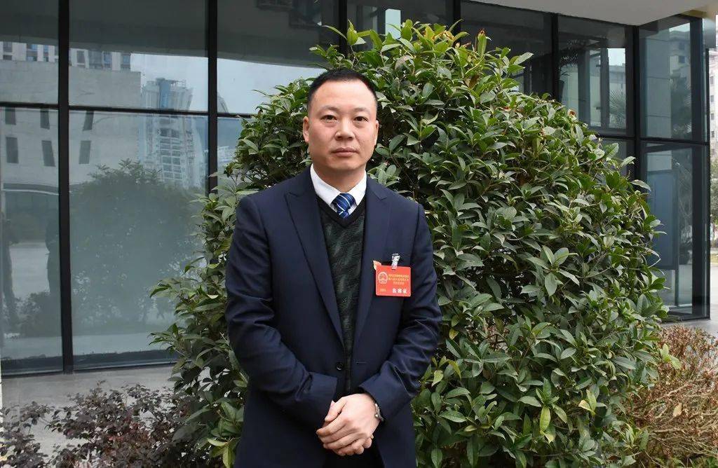 旧城镇党委书记——万小文●尹珍街道作为全县政治,经济,文化中心