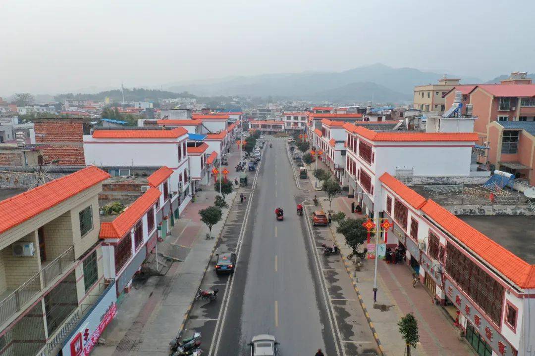 自"139"提升工程启动以来,邓坊镇统筹谋划镇街提升建设,全面整治镇街"