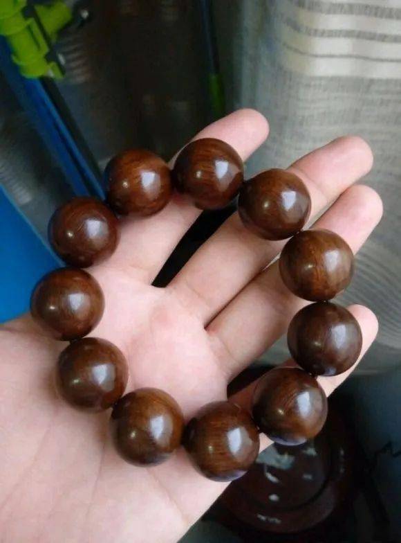 几十块钱的木串被他盘了10年还以为是黄花梨